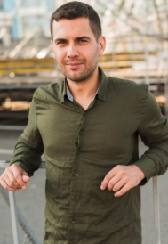 <em>Carlos R.</em>